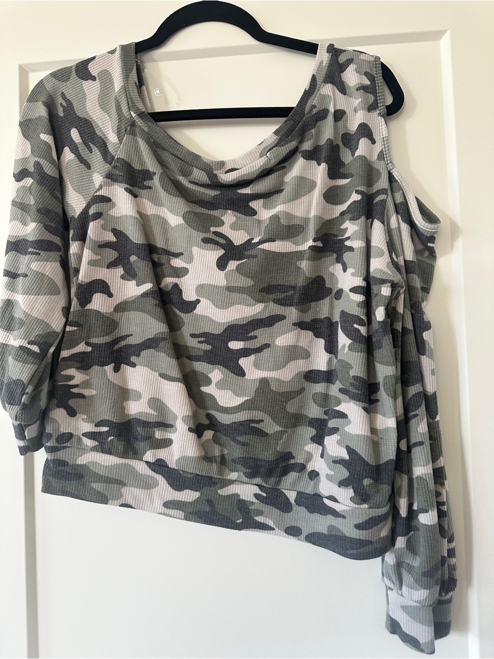 Le Lis Women's Cold Shoulder Camo Long Sleeve Top - Green, Gray, White